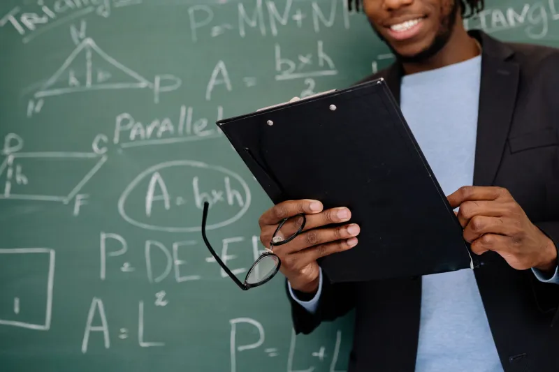 The Living Archive: How to Turn Your Blackboard Into a Shared Memory System for Your Entire Class