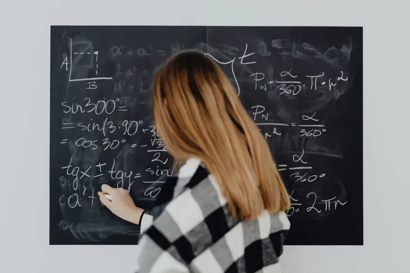 Spatial Memory and the Blackboard: How Strategic Layout Turns Classroom Walls Into Cognitive Architecture